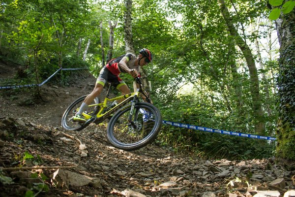 Comment se préparer pour une course de VTT en haute altitude?